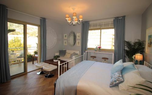 een slaapkamer met een groot bed en een balkon bij La Californie Views in Cannes