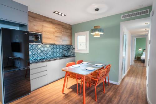 een keuken en eetkamer met een tafel en stoelen bij Caliu Apartments Barcelona in Hospitalet de Llobregat