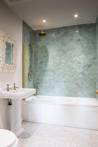 a bathroom with a bath tub and a sink at Ribblesdale Park in Gisburn