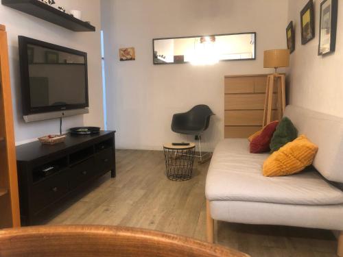 Il comprend un salon doté d'un canapé et d'une télévision à écran plat. dans l'établissement Appt 2 chambres au centre ville 3è, à Marseille