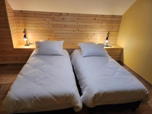 CharchillaにあるChambres Jura Sudのベッド2台が隣同士に設置された部屋です。