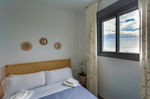 - une chambre avec un lit et une fenêtre dans l'établissement POSEIDON Beach Apartment & parking by Cadiz4Rentals, à Cadix