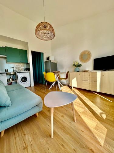 salon z kanapą i stołem w obiekcie Superbe T2 avec Terrasse et vue su mer Quartier des Quilles à Sète w mieście Sète