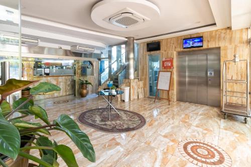 un vestíbulo con una puerta de metal y una planta en Hotel La Casona Dorada en Santo Domingo