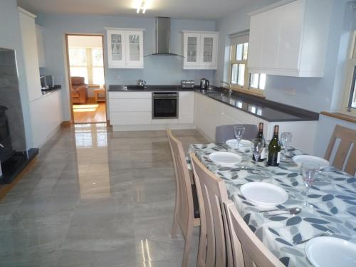 Kuchyň nebo kuchyňský kout v ubytování Derryleigh House Boherbue by Trident Holiday Homes