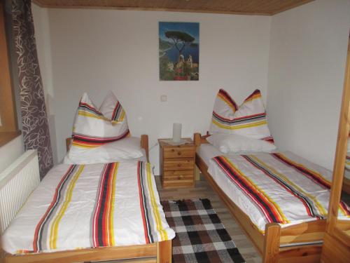 Giường trong phòng chung tại Ferienhaus Schwarzenbacher