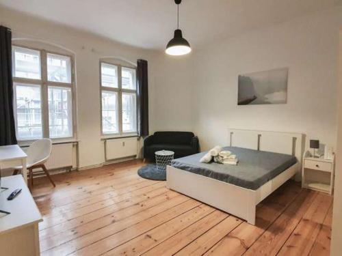 ein Schlafzimmer mit einem Bett und ein Wohnzimmer in der Unterkunft Tomi´s Unterkunft / Privatzimmer in Wien
