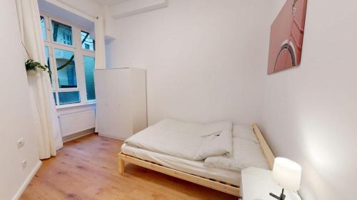 ein kleines Schlafzimmer mit einem Bett und einem Fenster in der Unterkunft Tomi´s Unterkunft / Privatzimmer in Wien