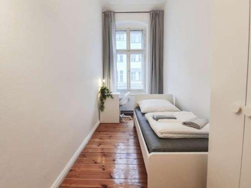 Kleines Zimmer mit einem Bett und einem Fenster in der Unterkunft Tomi´s Unterkunft / Privatzimmer in Wien