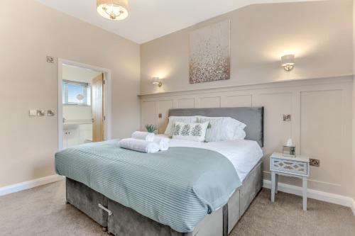Schlafzimmer mit einem großen Bett mit blauer Decke in der Unterkunft Silver Stag Properties, Luxury Cabin w SK Bed 
