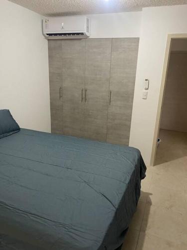 1 dormitorio con cama y cómoda en Departamento en La joya full, en Guayaquil