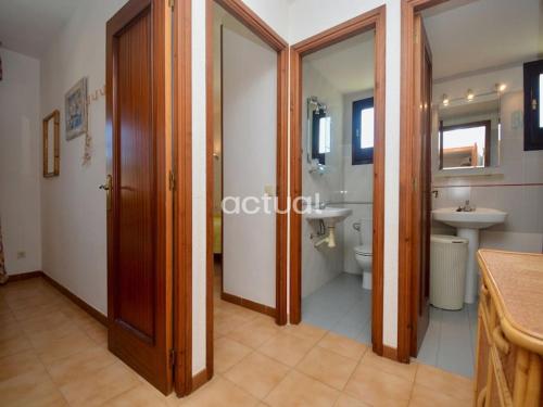 een badkamer met een toilet en een wastafel bij ALBA V 2º 1ª in S'Agaro