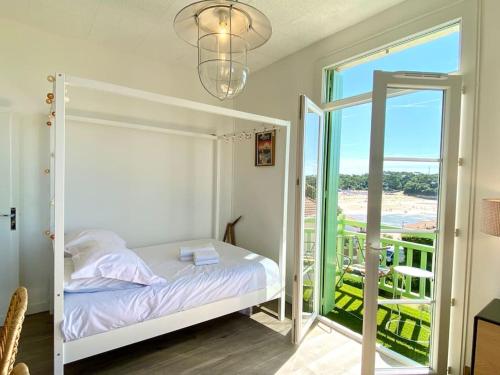 Studio lumineux sur balcon avec vue mer et plage