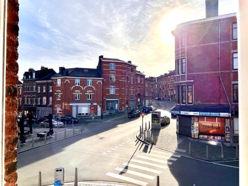 a view of a city street with tall buildings at White apartment, 2 Chambre-Arrivée autonome-Wifi rapide in Liège