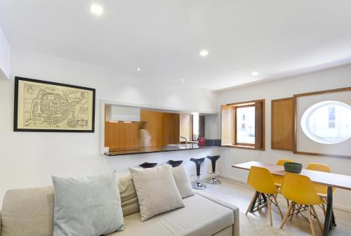 a living room with a couch and a table at Apartamento familiar no centro histórico - Afonso Henriques in Braga