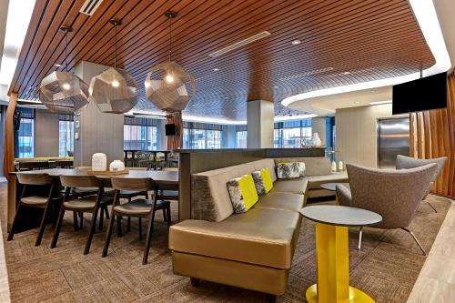Zona de lounge sau bar la SpringHill Suites by Marriott Albuquerque University Area