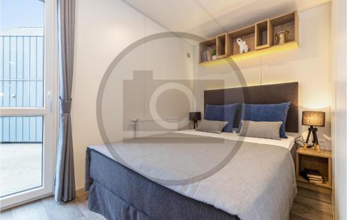 a bedroom with a large bed and a window at Tiny Haus 17 Am Brombachsee in Pleinfeld