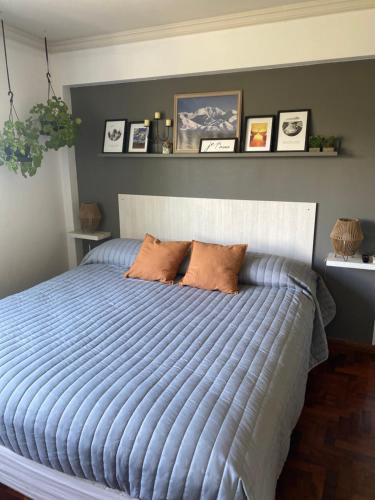 1 dormitorio con 1 cama con edredón azul en G3 Inn apartments en Mendoza
