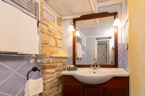 W łazience znajduje się umywalka i lustro. w obiekcie Residenza Sveva w mieście Termoli