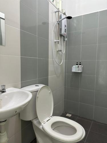 Kylpyhuone majoituspaikassa Suri Kayangan