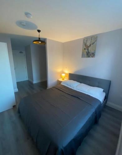 a bedroom with a large bed in a room at Modern and Cosy 1-Bed Apt in the Heart of Dublin in Dublin