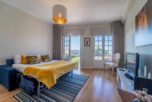 - une chambre avec un lit et une télévision dans l'établissement Sé Apartamento - Casa do Chafariz, à Braga