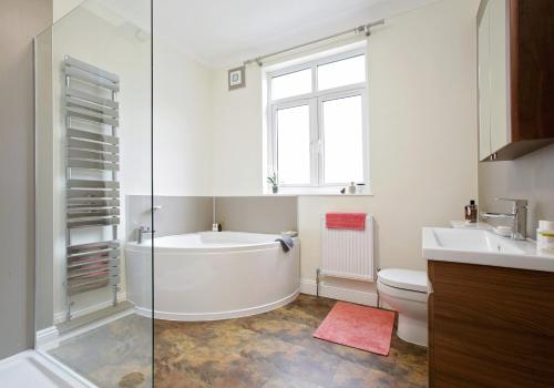 a bathroom with a tub and a toilet and a sink at Hyde Park Mews London w2 - Zone 1 in London