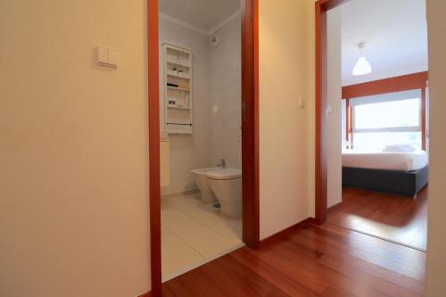 uma casa de banho com um WC, um lavatório e uma banheira em Sé Apartamentos - Cruz de Pedra Apartment em Braga