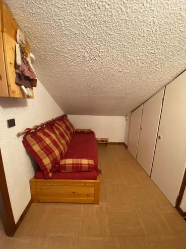- un couloir avec un lit dans une chambre au plafond dans l'établissement Lovely studio apartment in Les Contamines-Montjoie, aux Contamines-Montjoie