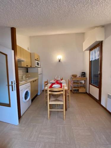 une cuisine avec une table et une salle à manger dans l'établissement Lovely studio apartment in Les Contamines-Montjoie, aux Contamines-Montjoie