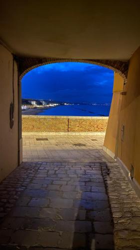 a view of the ocean from an archway at Residenza Sveva in Termoli