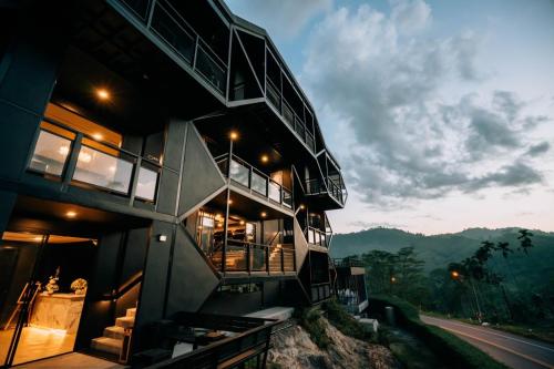 un edificio en una colina con vistas a una carretera en D’Endless Resotel, en Baen