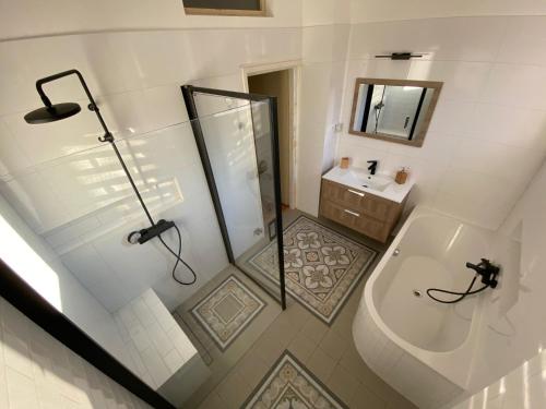 uma casa de banho com um chuveiro, um WC e um lavatório. em Vila Šik 2 em Nové Město na Moravě