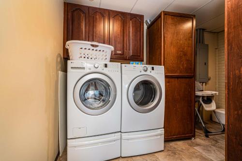 a laundry room with a washer and a dryer at Ozark Outdoor Legacy in Ridgedale