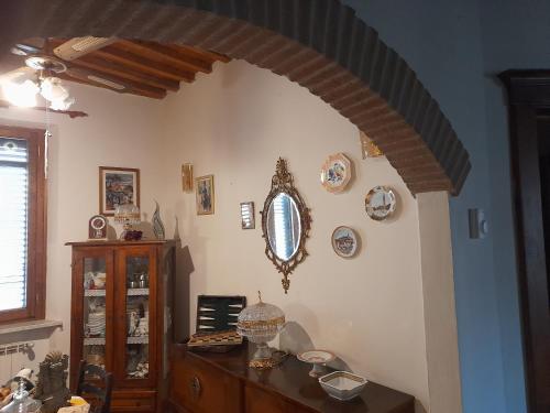 Cette chambre est dotée d'un mur avec des plaques de cuisson. dans l'établissement Casa Fiorina, à Barga