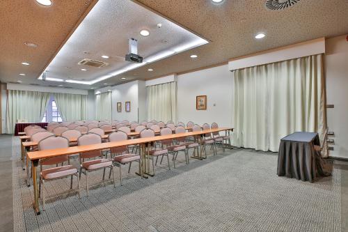a conference room with a long table and chairs at LH Hotel Dvořák Tábor Congress & Wellness in Tábor