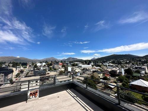 uma vista para a cidade a partir de uma varanda em Estudio con Terraza y Vista al Lago em San Carlos de Bariloche