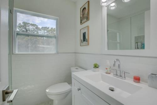 bagno bianco con servizi igienici e lavandino di Madrinas Cozy Three Bedroom One Bath with Spacious Backyard a Fort Lauderdale