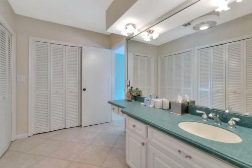 Φωτογραφία από το άλμπουμ του Casa by The Cove 3 bedroom 2 bath plus Office Intracoastal Front with Heated Pool and Spa σε Deerfield Beach