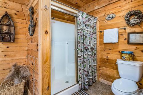 Ein Badezimmer in der Unterkunft Trail's End Cabin