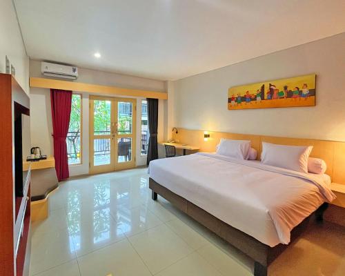 um quarto com uma cama grande num quarto em Asyana Sentul Bogor em Bogor