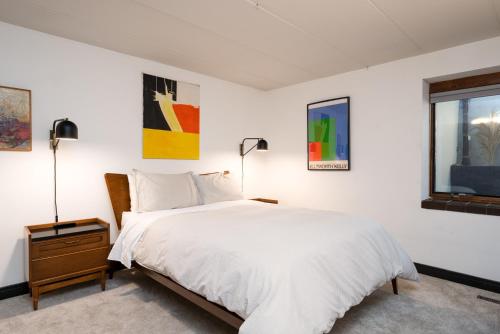 - une chambre blanche avec un lit et une fenêtre dans l'établissement Dove's Nest - Earth Home, à Minneapolis
