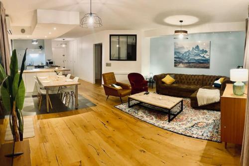 un salon avec un canapé et une table dans l'établissement Loft66 avec parking privé, à Clermont-Ferrand