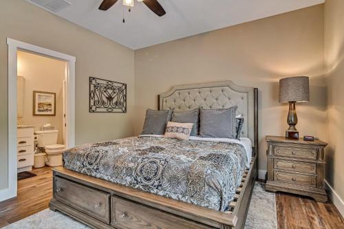 Postel nebo postele na pokoji v ubytování All Decked Out at Branson Cove