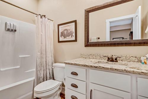 Koupelna v ubytování All Decked Out at Branson Cove