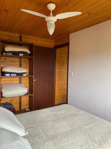 a bedroom with a bed and a ceiling fan at Cabanas Recanto do Rancho - Rancho Queimado in Rancho Queimado