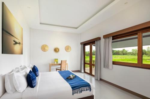 ein Schlafzimmer mit einem großen Bett und einem Fenster in der Unterkunft Pimali Resort & Training Centre in Nong Khai