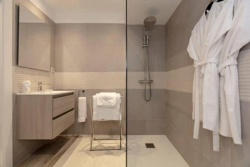 y baño con ducha y lavamanos. en Super Stylish apartment in La Alcazaba - RDR172, en Marbella