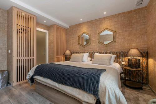 1 dormitorio con 1 cama grande y 2 espejos en Super Stylish apartment in La Alcazaba - RDR172, en Marbella