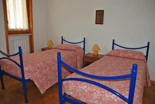 レッチェにあるB&B Al Giardinoのベッドルーム1室(ベッド2台、テーブル、椅子付)